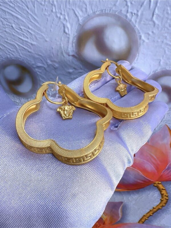 CHARMING LOOP EARRINGS