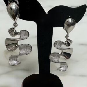 WHITE GOLD DROPPED EARRINGS