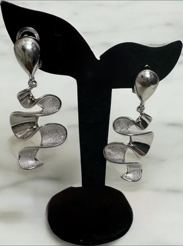 WHITE GOLD DROPPED EARRINGS