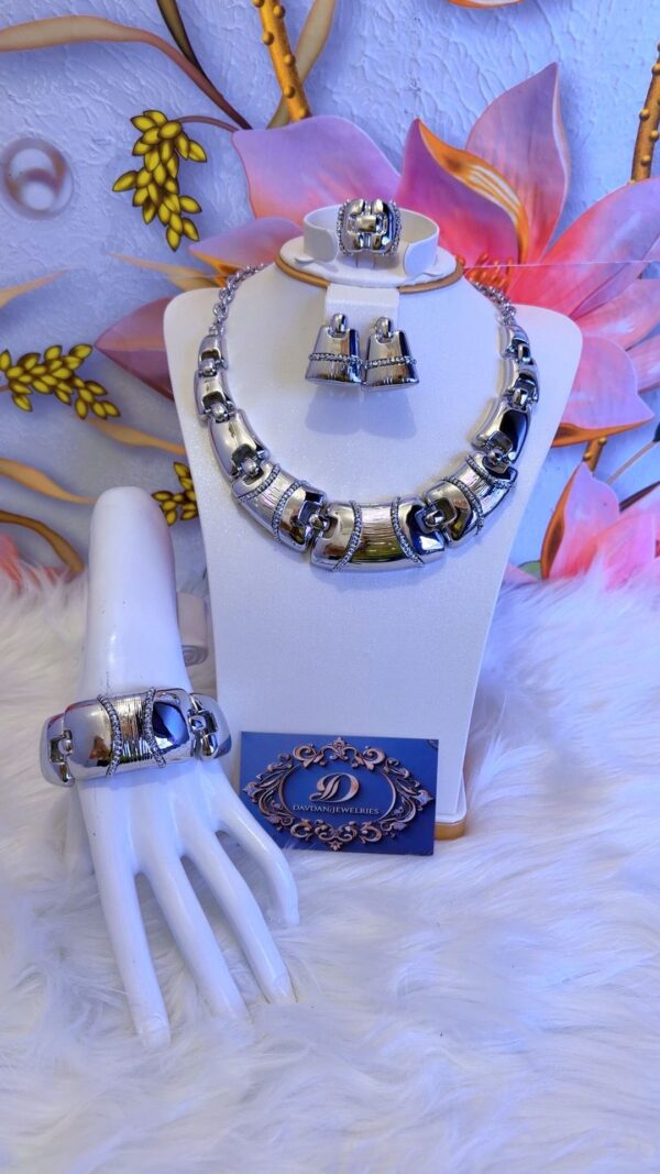 temp_image_F1DDA8C3-66AC-4E5D-ACF0-9AA6207D17D7 Luxury Sets (4pcs)