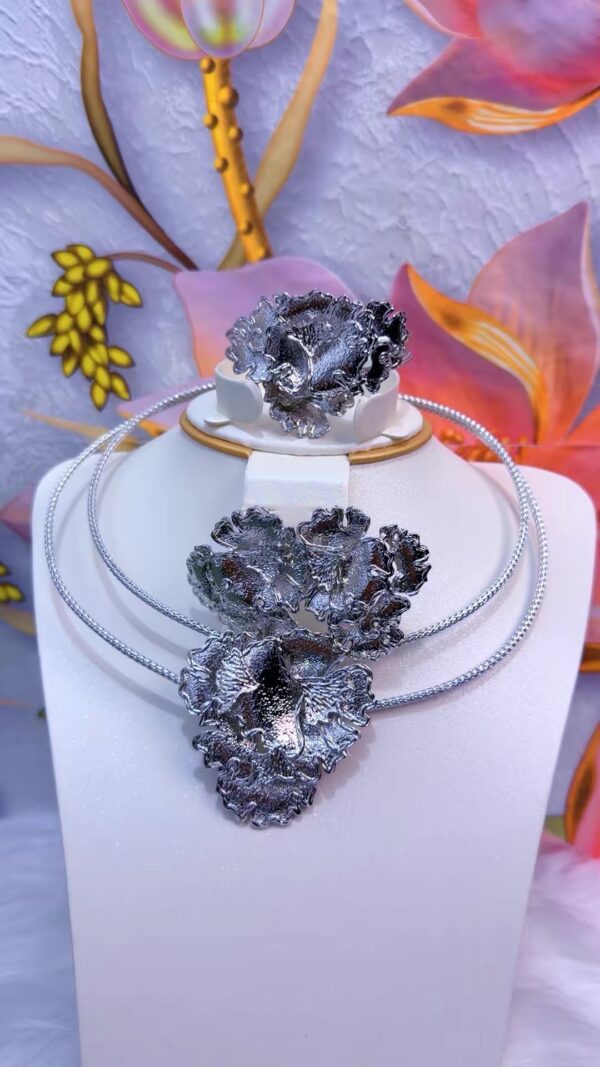 Stylish gold necklace for women with minimalist design